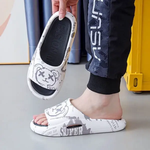 รองเท้าแตะแบบสวมสีดำ สกรีนลายหมี - Image 2