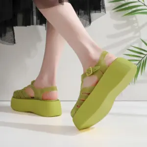 รองเท้าแตะแฟชั่นผู้หญิงสีเขียว พื้นหนา ดีเทลสวยซัพพอร์ตเท้า